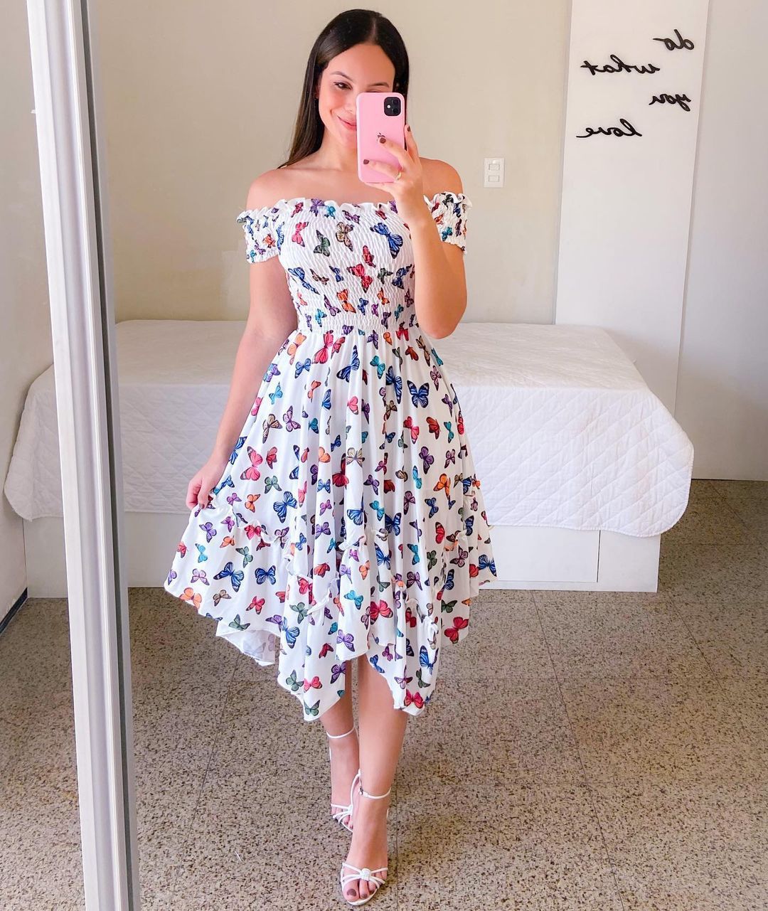 Robe épaules dénudées à coupe irrégulière avec impression numérique.