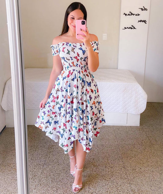 Robe épaules dénudées à coupe irrégulière avec impression numérique.