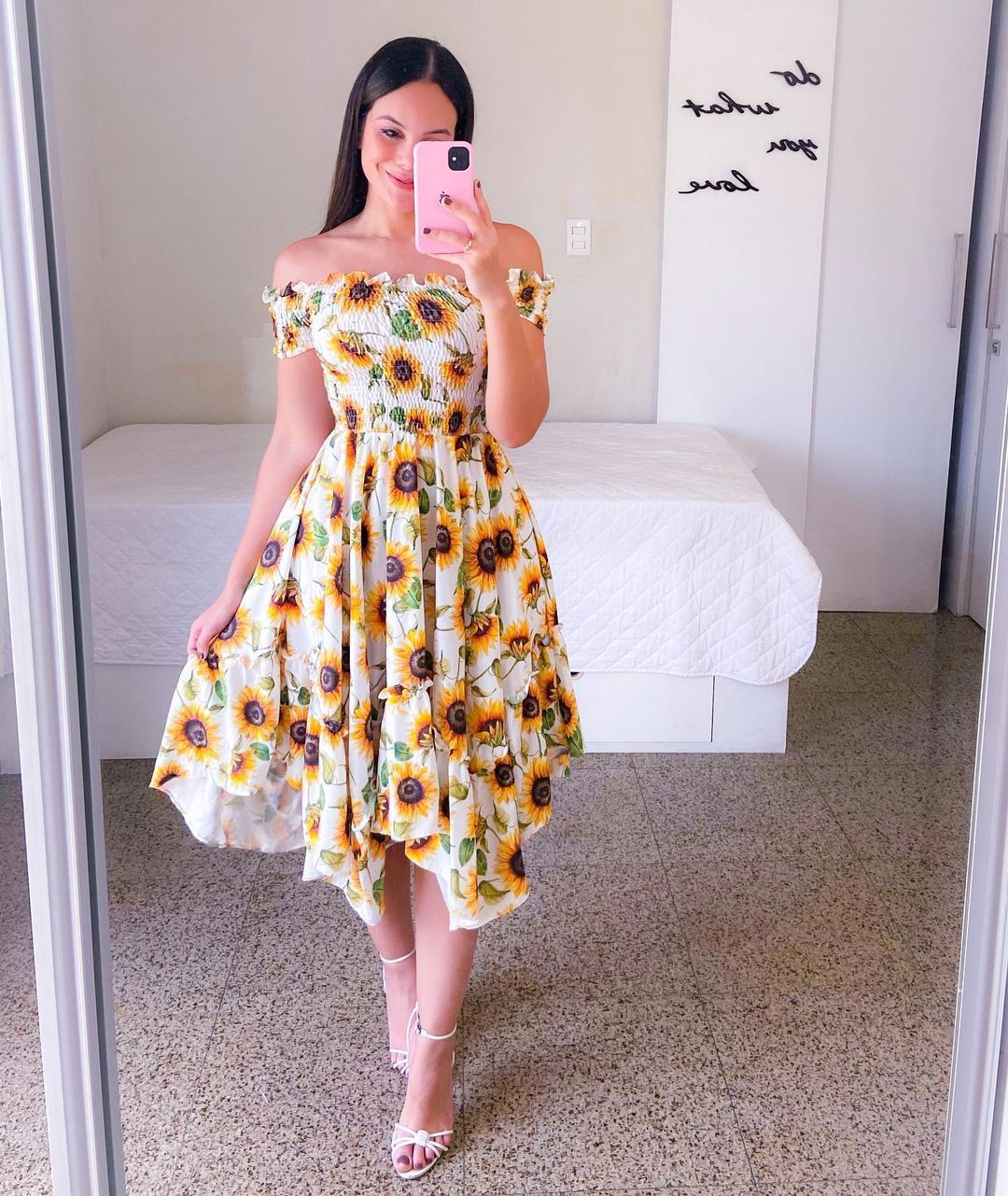 Robe épaules dénudées à coupe irrégulière avec impression numérique.