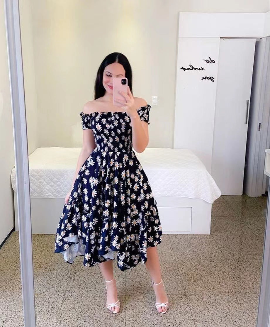Robe épaules dénudées à coupe irrégulière avec impression numérique.
