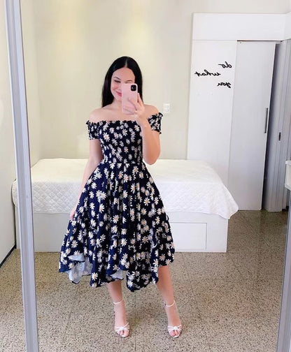 Robe épaules dénudées à coupe irrégulière avec impression numérique.