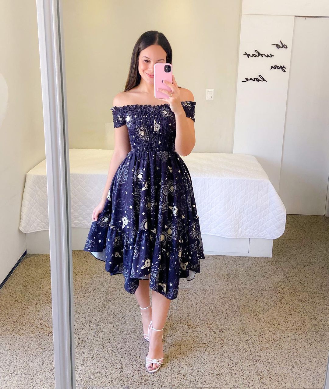 Robe épaules dénudées à coupe irrégulière avec impression numérique.